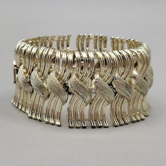 Vintage 1960s Lisner Gold Tone Articulated Bracelet 7 Inches - Picture 1 of 5